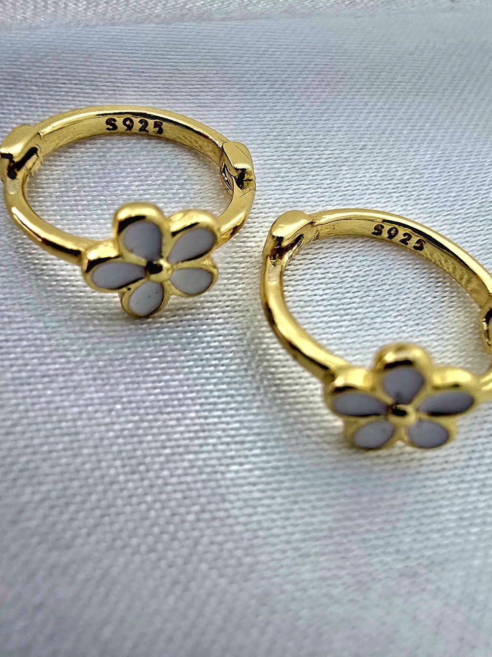 925‎ Silver Minimalist Daisy Hoop Earrings - Gold-plated